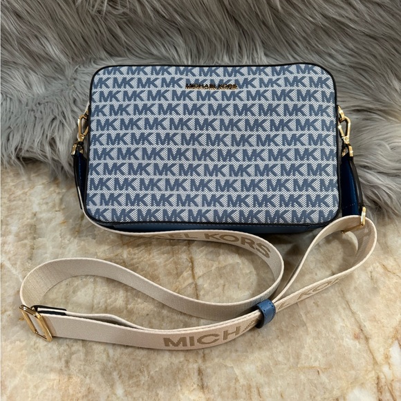 Michael Michael Kors Jet Set Large EW Xtra Body Crossbody Bag W/WBG. 38R4GJ6C7J.